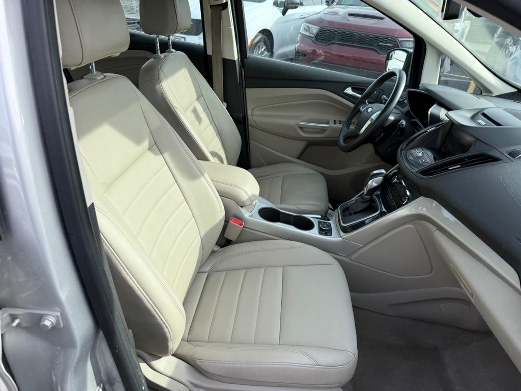 Ford C-Max Energi Vehicle Full-screen Gallery Image 06