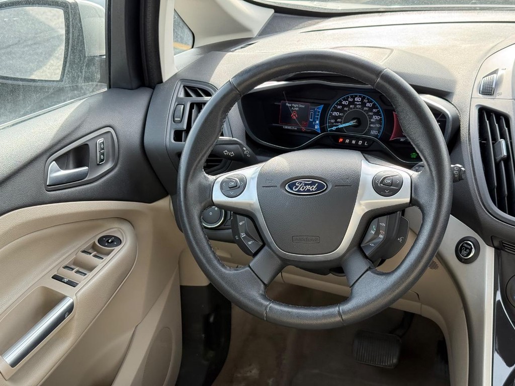 Ford C-Max Energi Vehicle Full-screen Gallery Image 11