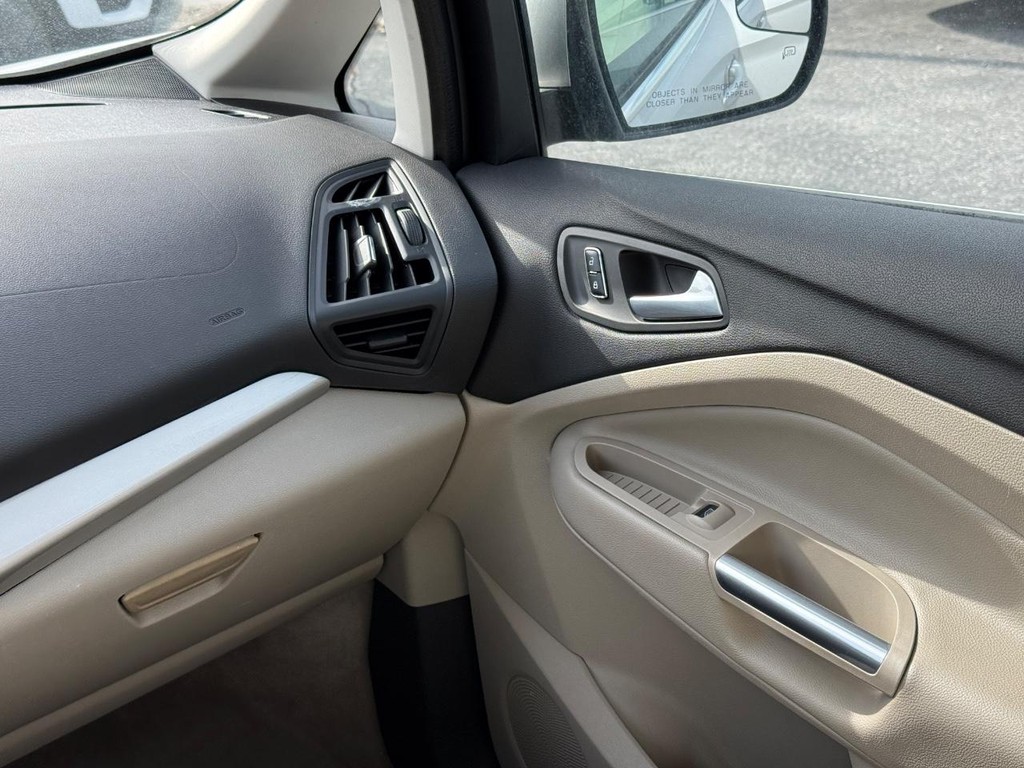 Ford C-Max Energi Vehicle Full-screen Gallery Image 12
