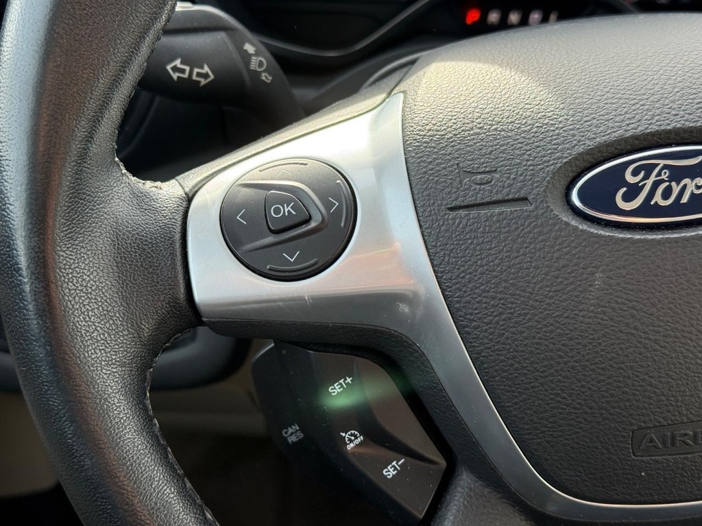 Ford C-Max Energi Vehicle Full-screen Gallery Image 15