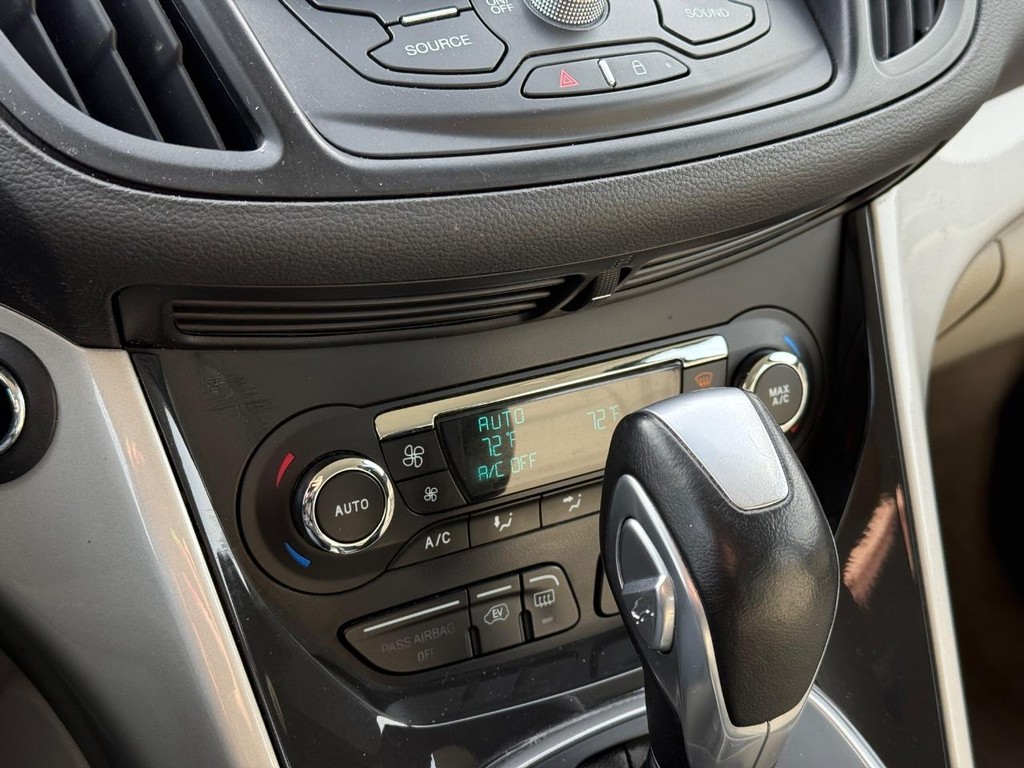 Ford C-Max Energi Vehicle Full-screen Gallery Image 19