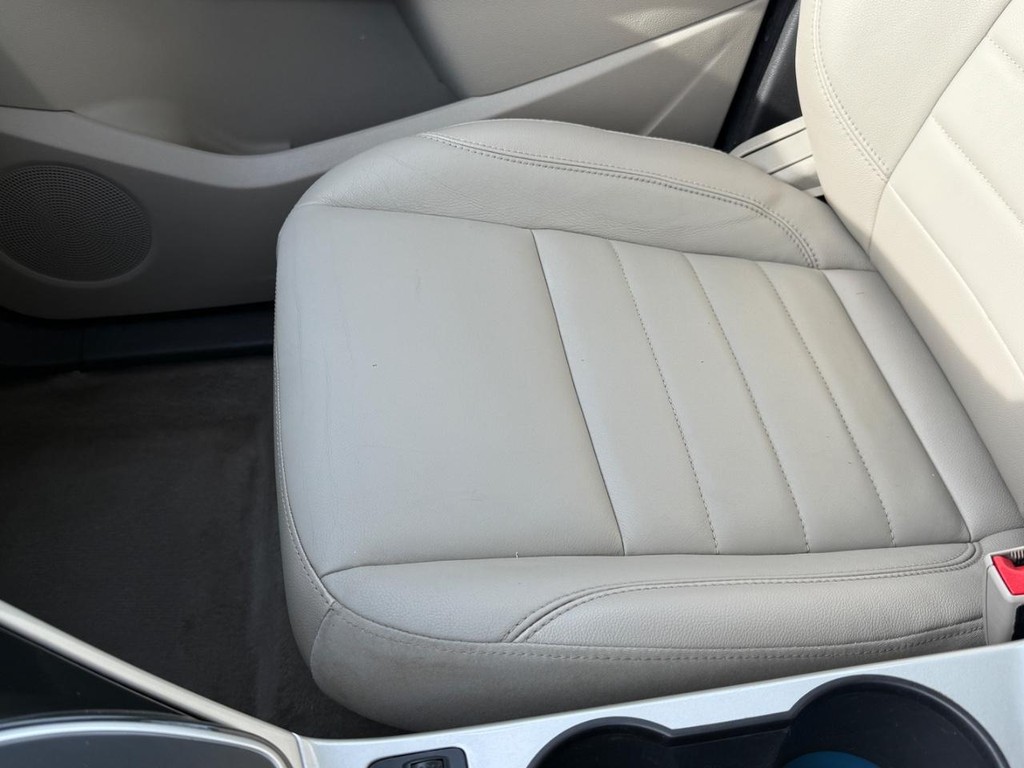 Ford C-Max Energi Vehicle Full-screen Gallery Image 21