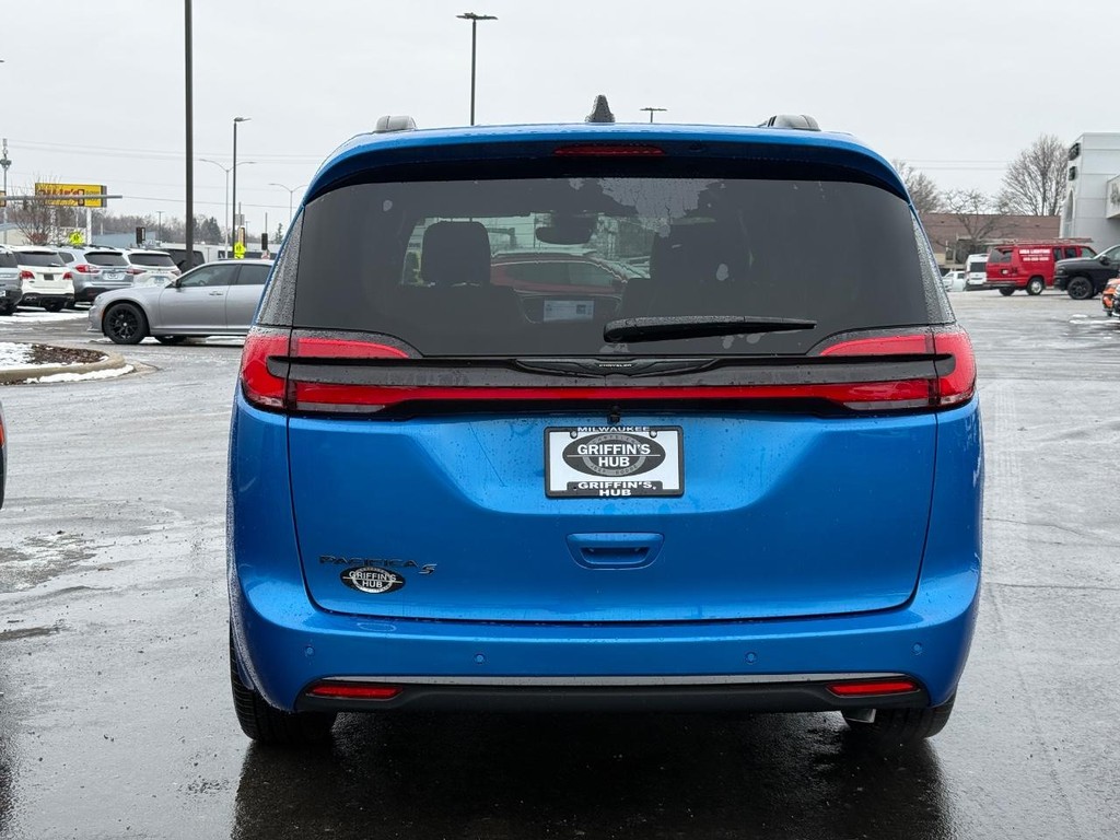 Chrysler Pacifica Vehicle Full-screen Gallery Image 04