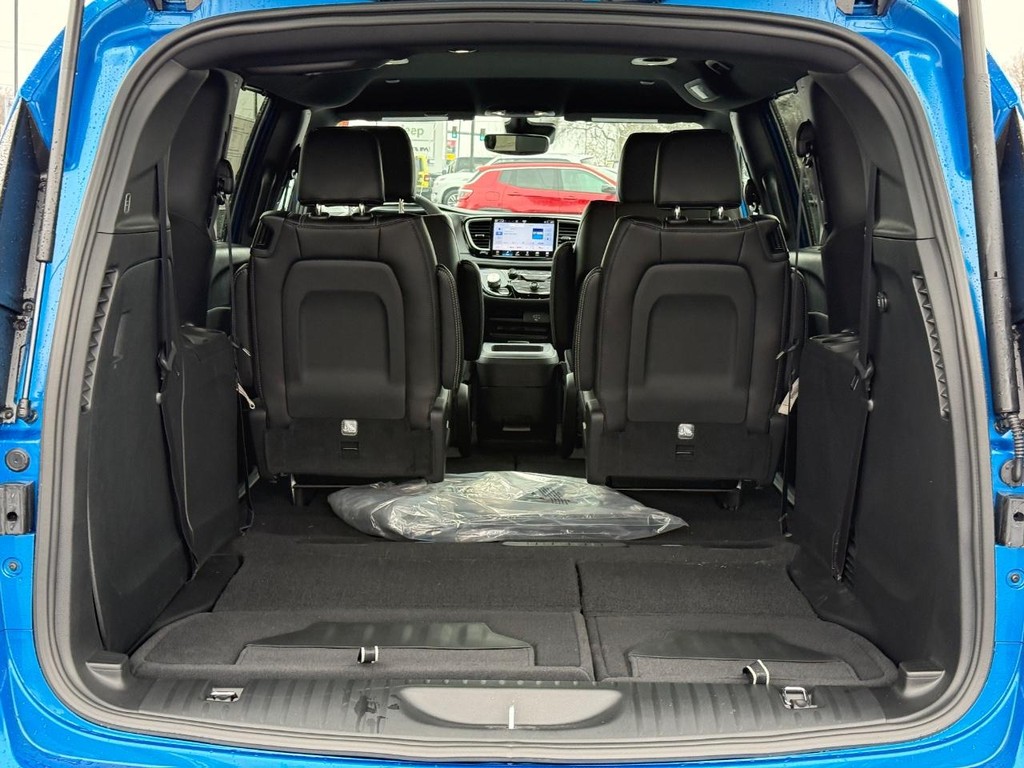 Chrysler Pacifica Vehicle Full-screen Gallery Image 05