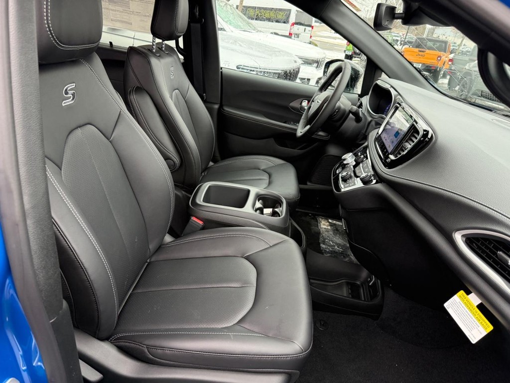 Chrysler Pacifica Vehicle Full-screen Gallery Image 06