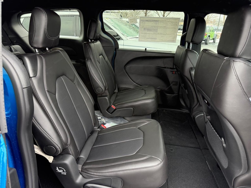 Chrysler Pacifica Vehicle Full-screen Gallery Image 07