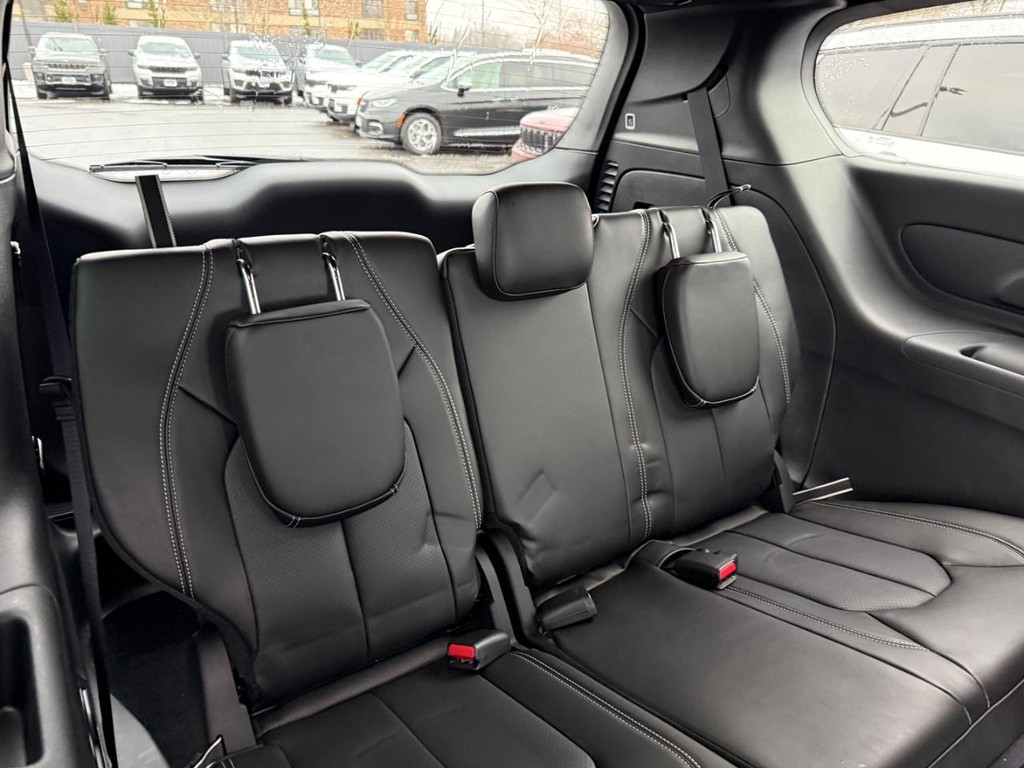 Chrysler Pacifica Vehicle Full-screen Gallery Image 08