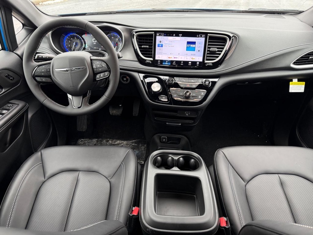 Chrysler Pacifica Vehicle Full-screen Gallery Image 09