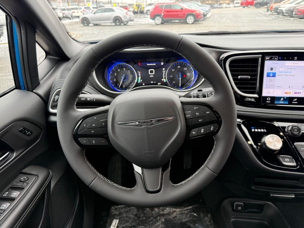 Chrysler Pacifica Vehicle Full-screen Gallery Image 10