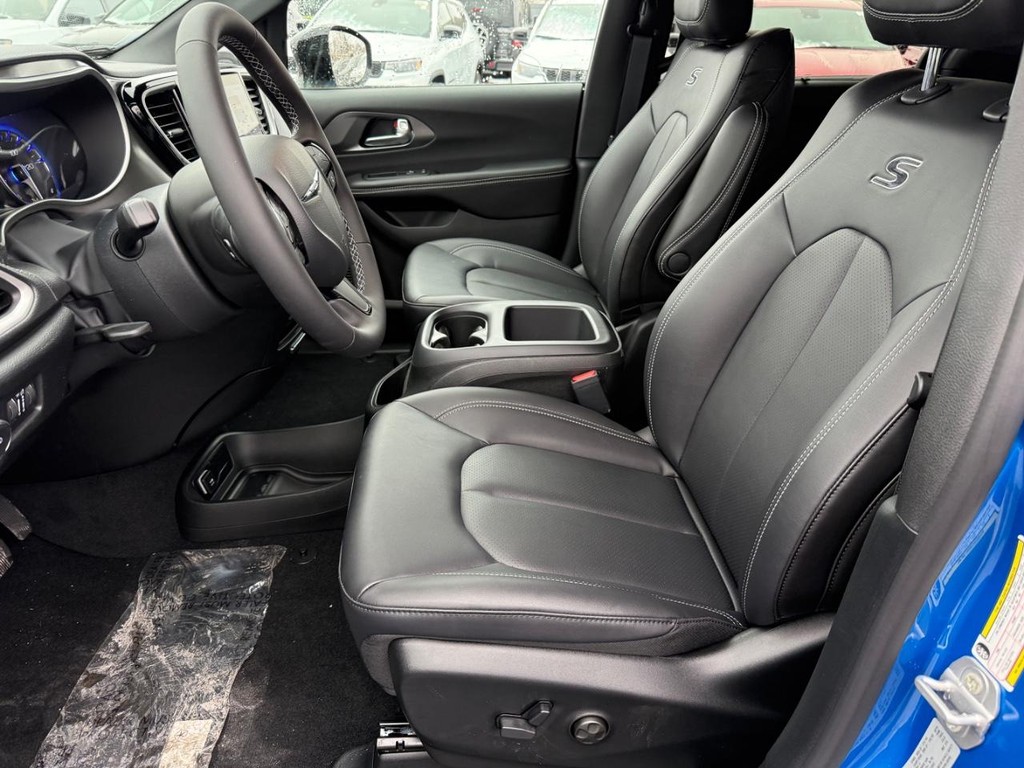 Chrysler Pacifica Vehicle Full-screen Gallery Image 13