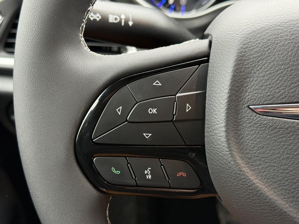 Chrysler Pacifica Vehicle Full-screen Gallery Image 15