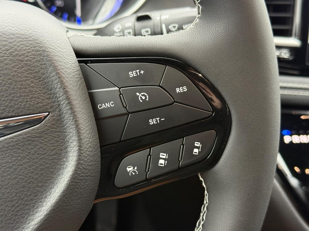 Chrysler Pacifica Vehicle Full-screen Gallery Image 16