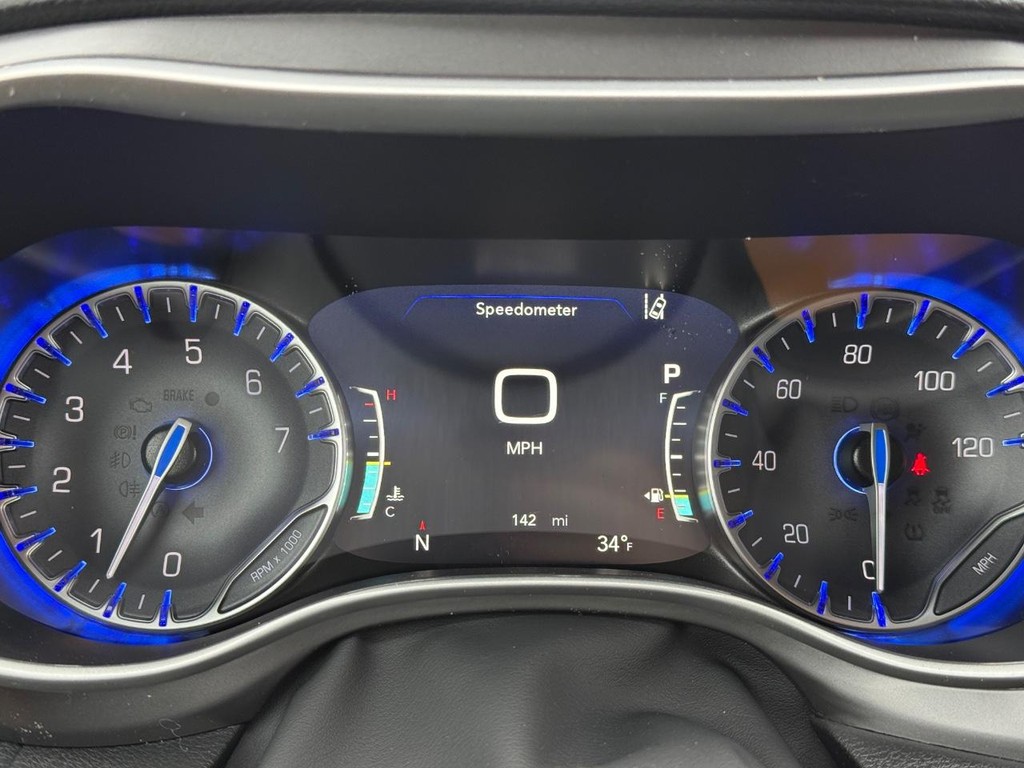 Chrysler Pacifica Vehicle Full-screen Gallery Image 17