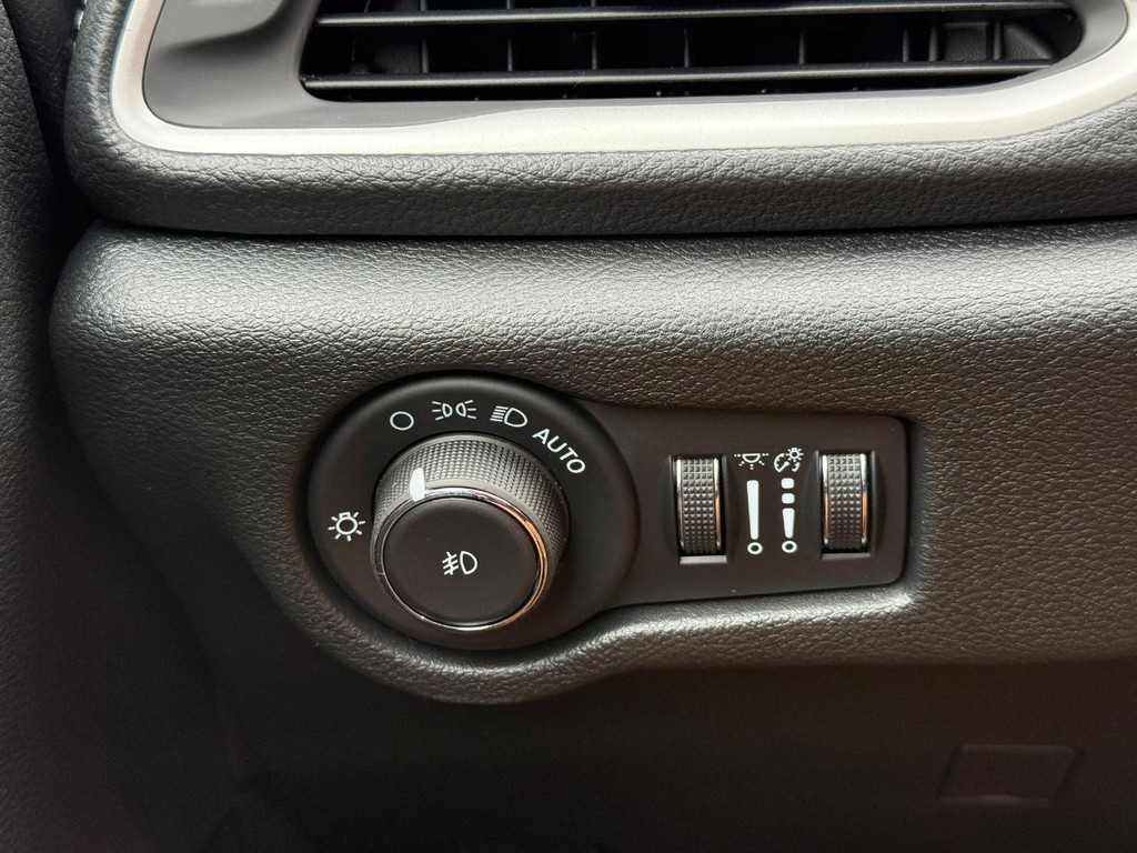 Chrysler Pacifica Vehicle Full-screen Gallery Image 23