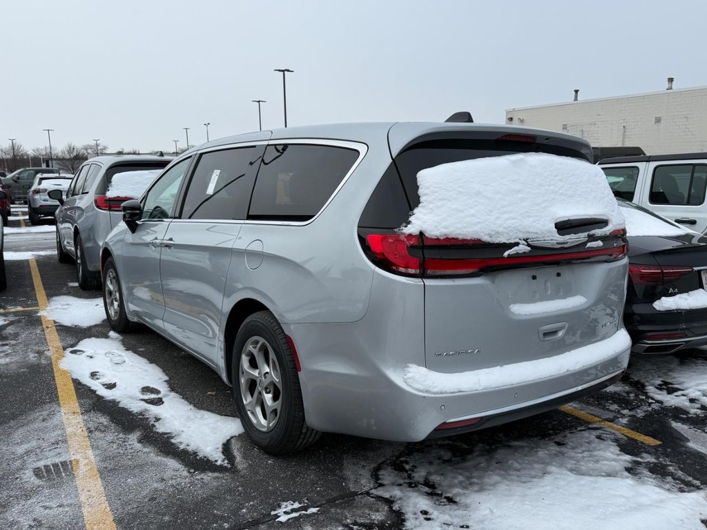 Chrysler Pacifica Vehicle Full-screen Gallery Image 04