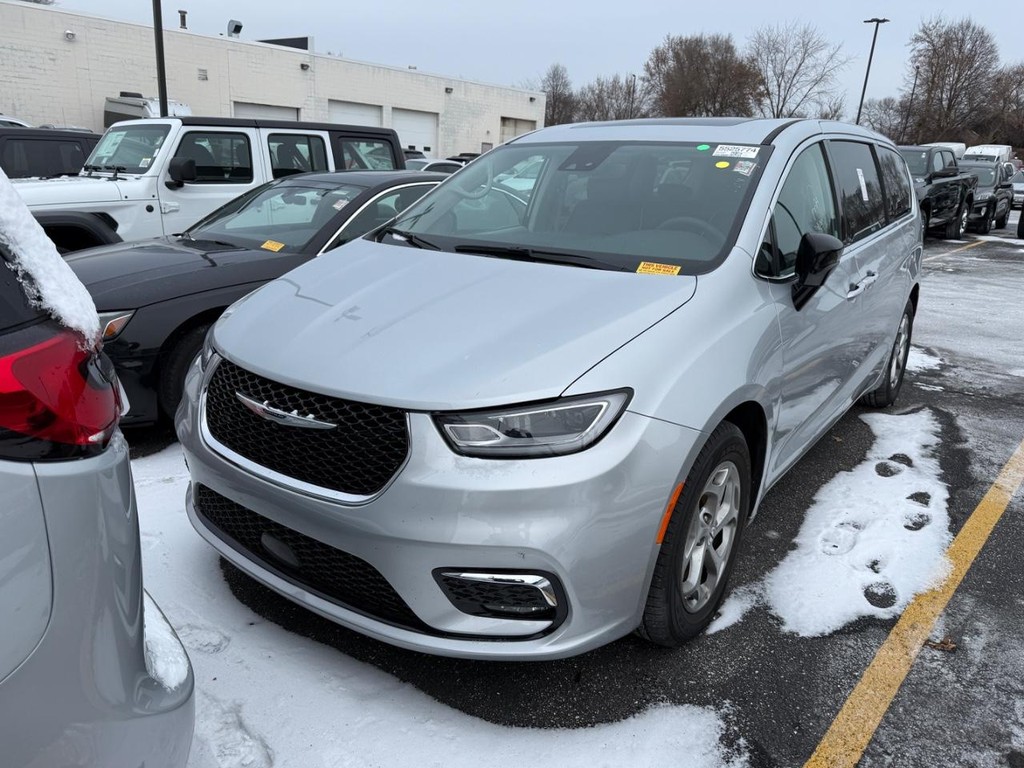 Chrysler Pacifica Vehicle Full-screen Gallery Image 05