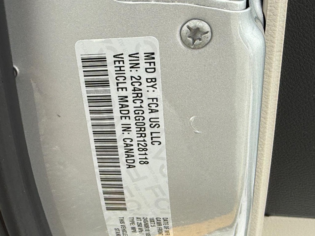 Chrysler Pacifica Vehicle Full-screen Gallery Image 06