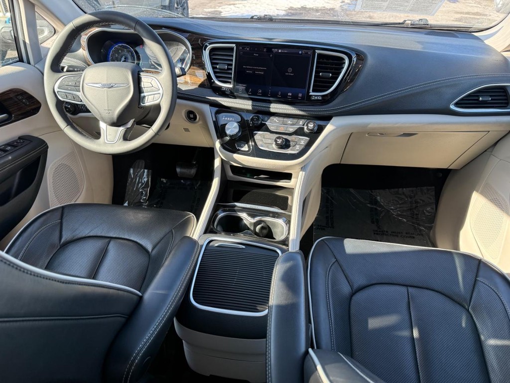 Chrysler Pacifica Vehicle Full-screen Gallery Image 07