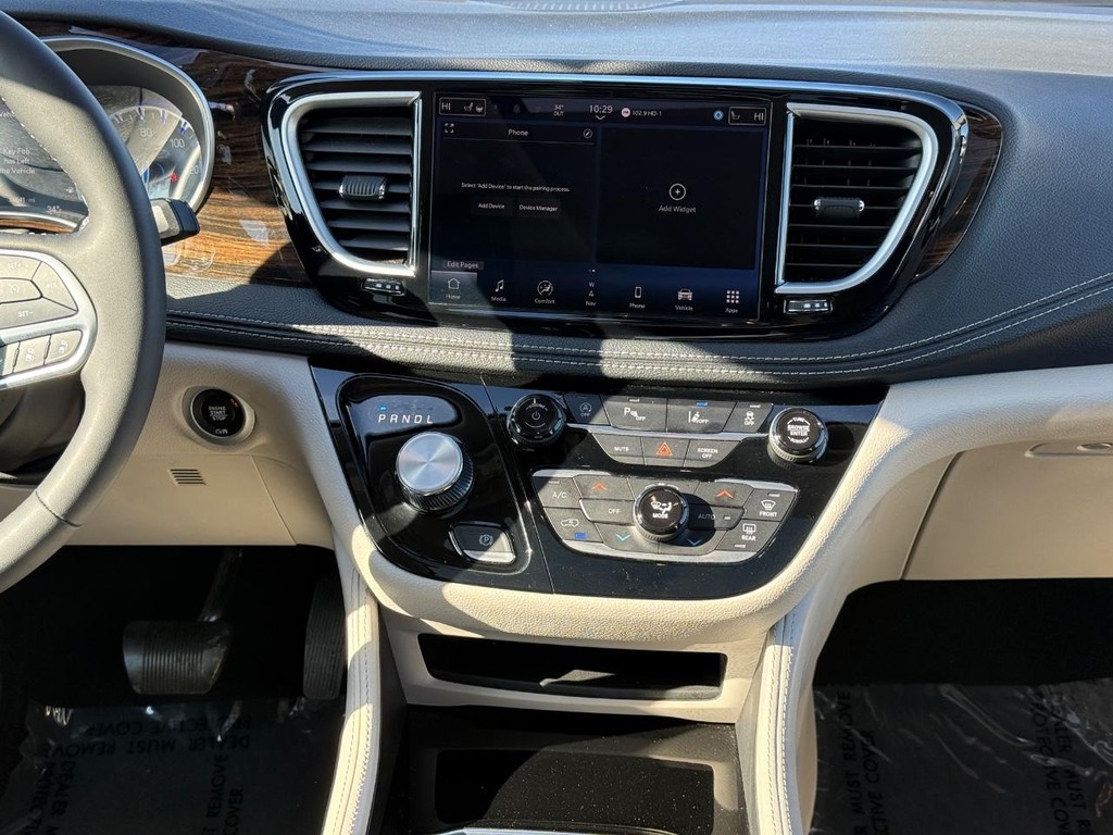 Chrysler Pacifica Vehicle Full-screen Gallery Image 08