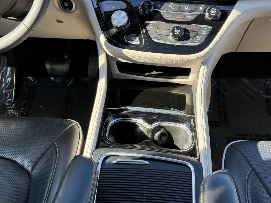 Chrysler Pacifica Vehicle Full-screen Gallery Image 09