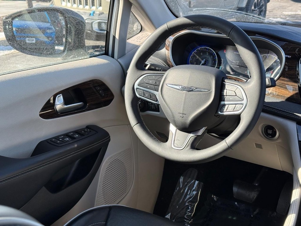 Chrysler Pacifica Vehicle Full-screen Gallery Image 10