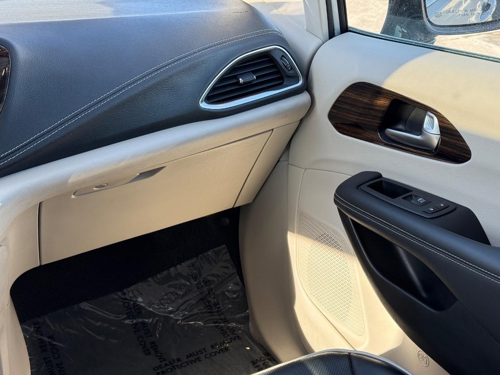 Chrysler Pacifica Vehicle Full-screen Gallery Image 11