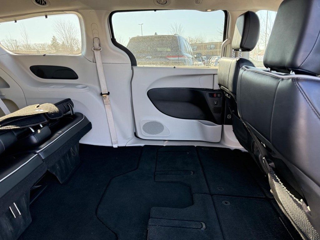 Chrysler Pacifica Vehicle Full-screen Gallery Image 13