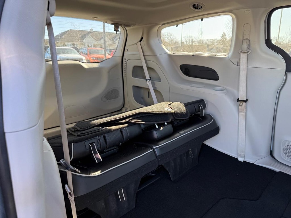 Chrysler Pacifica Vehicle Full-screen Gallery Image 14