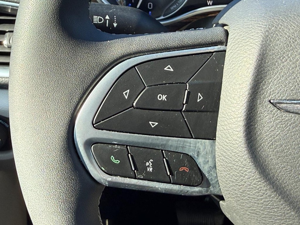 Chrysler Pacifica Vehicle Full-screen Gallery Image 16