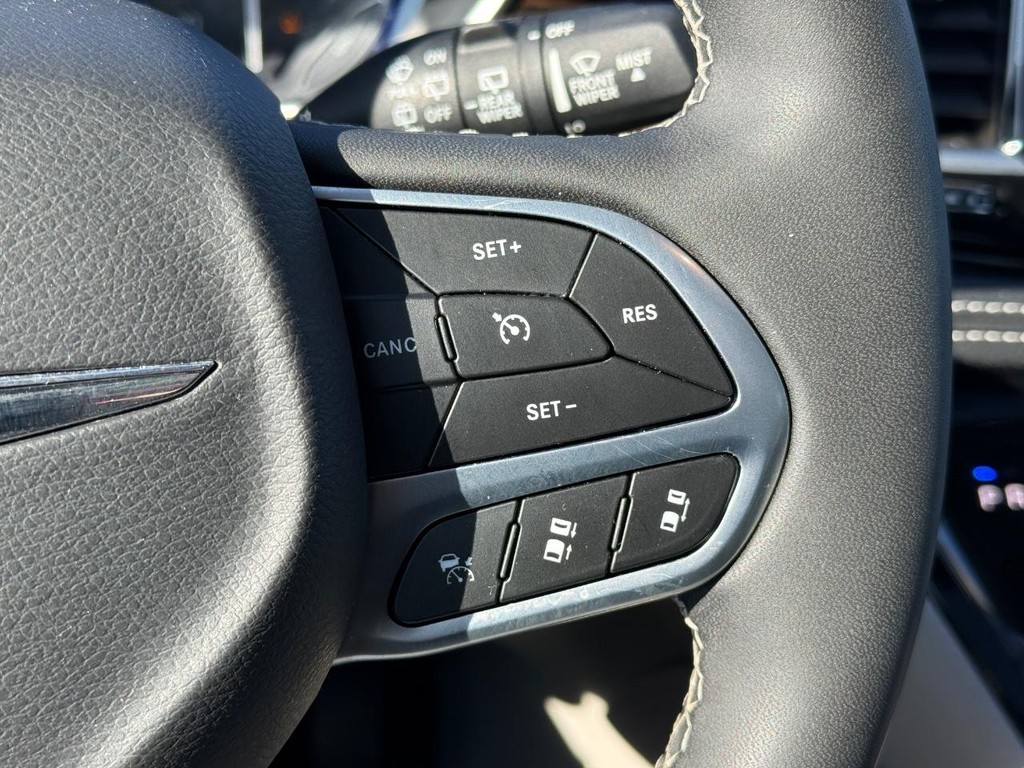 Chrysler Pacifica Vehicle Full-screen Gallery Image 17