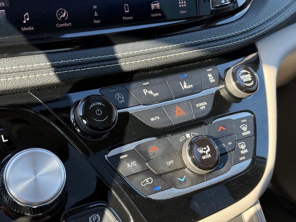 Chrysler Pacifica Vehicle Full-screen Gallery Image 21