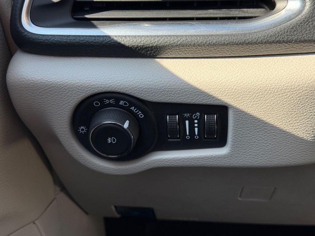 Chrysler Pacifica Vehicle Full-screen Gallery Image 22