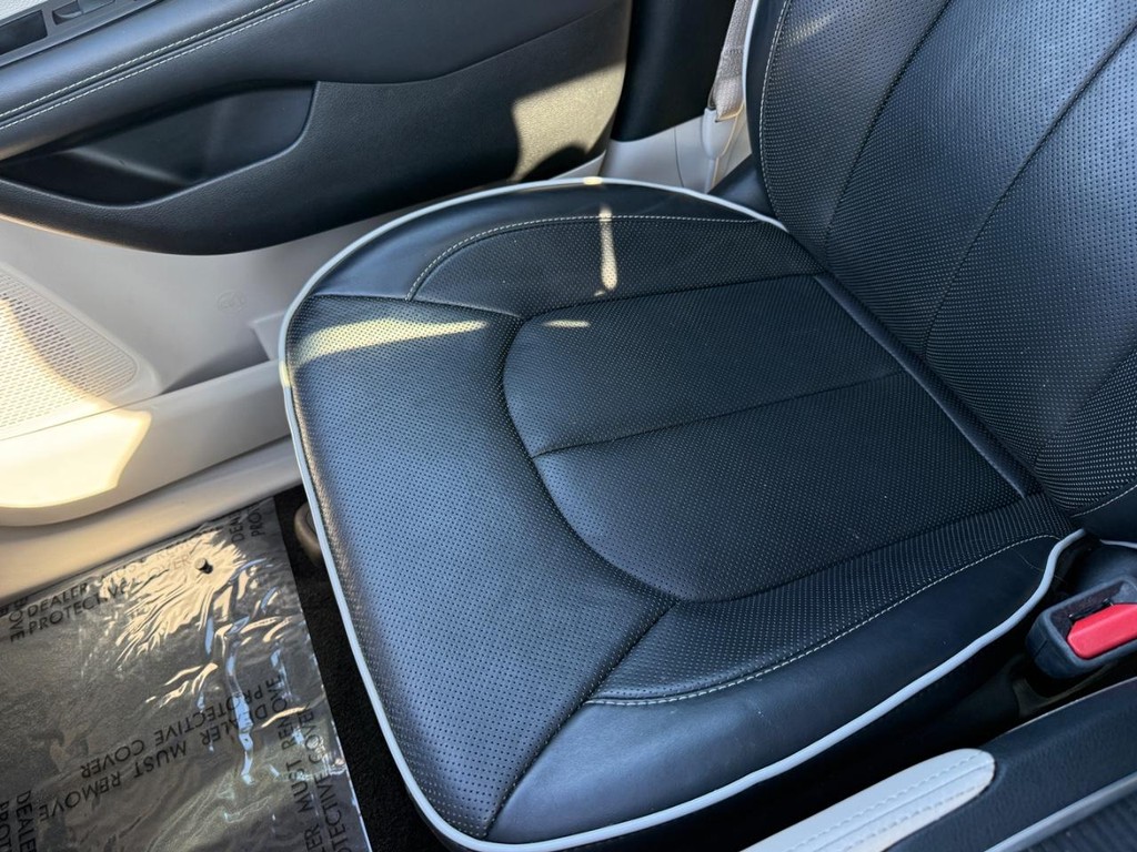 Chrysler Pacifica Vehicle Full-screen Gallery Image 23