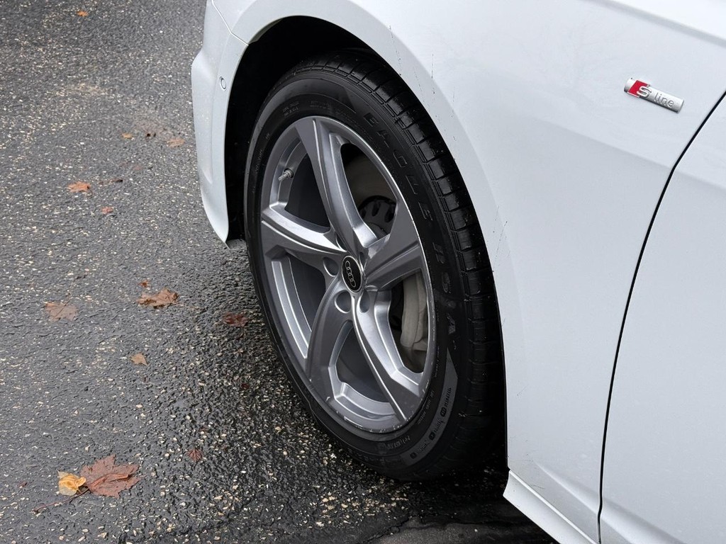 Audi A6 Sedan Vehicle Full-screen Gallery Image 11