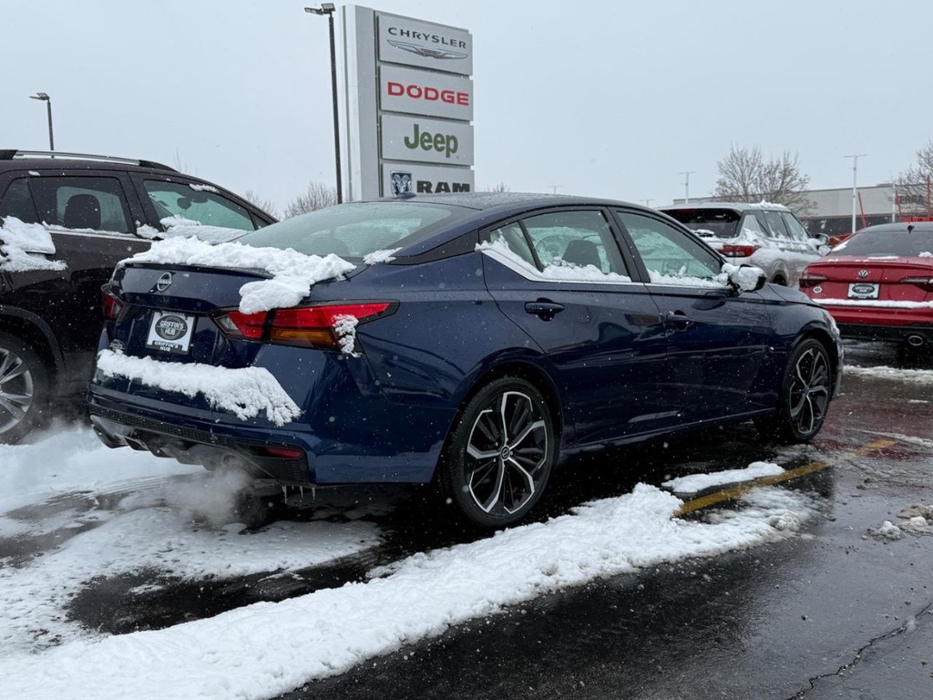 Nissan Altima Vehicle Full-screen Gallery Image 03