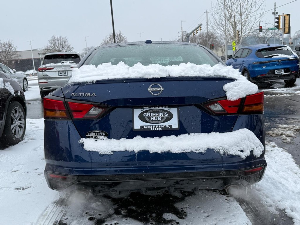 Nissan Altima Vehicle Full-screen Gallery Image 04