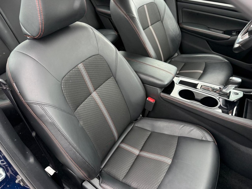 Nissan Altima Vehicle Full-screen Gallery Image 06