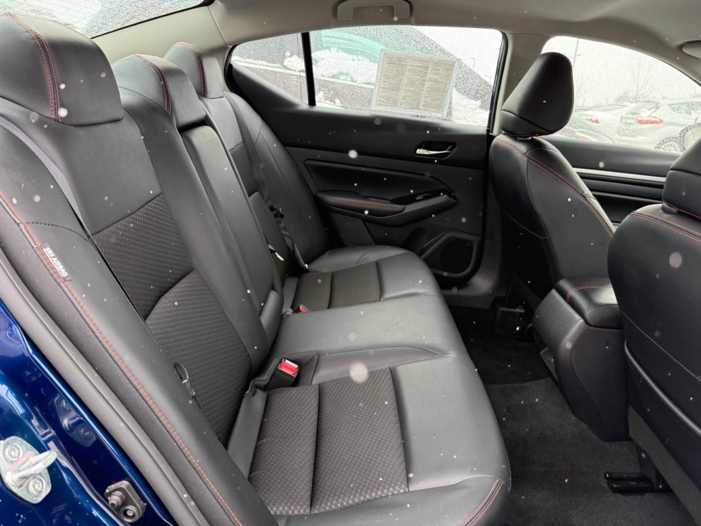 Nissan Altima Vehicle Full-screen Gallery Image 07