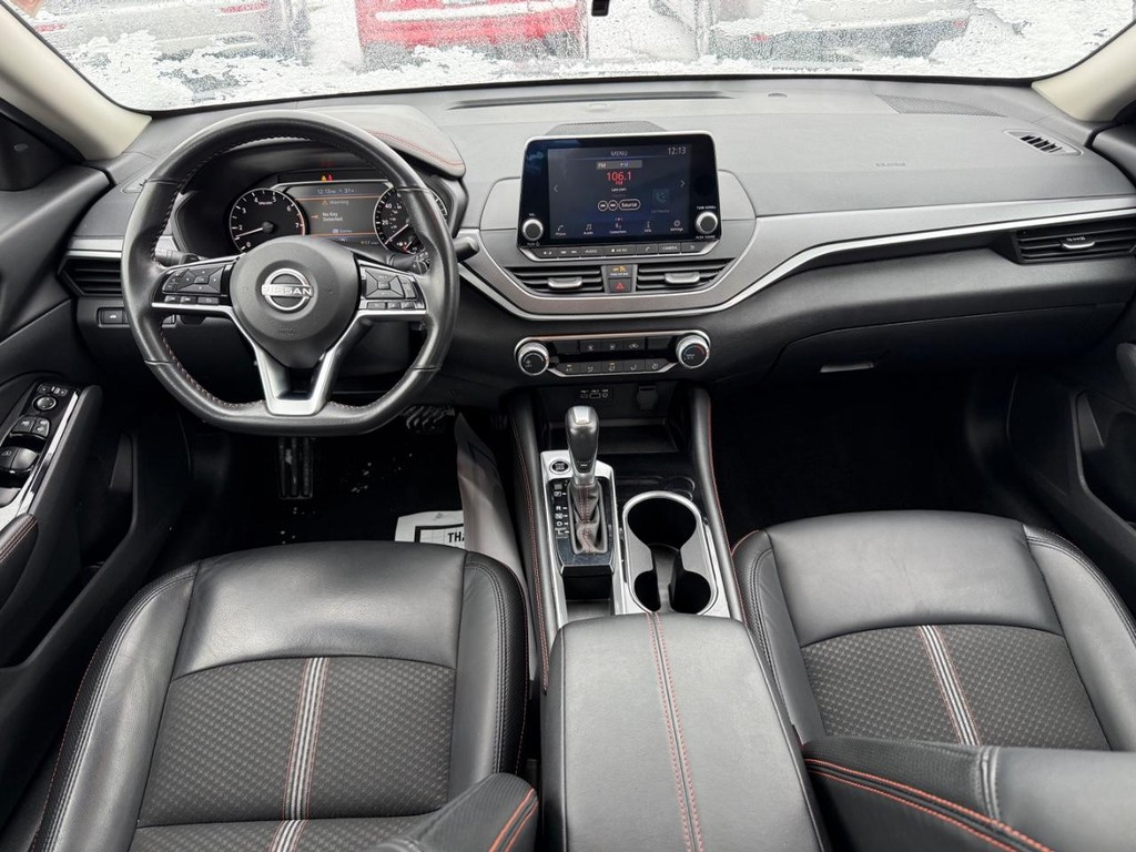 Nissan Altima Vehicle Full-screen Gallery Image 08