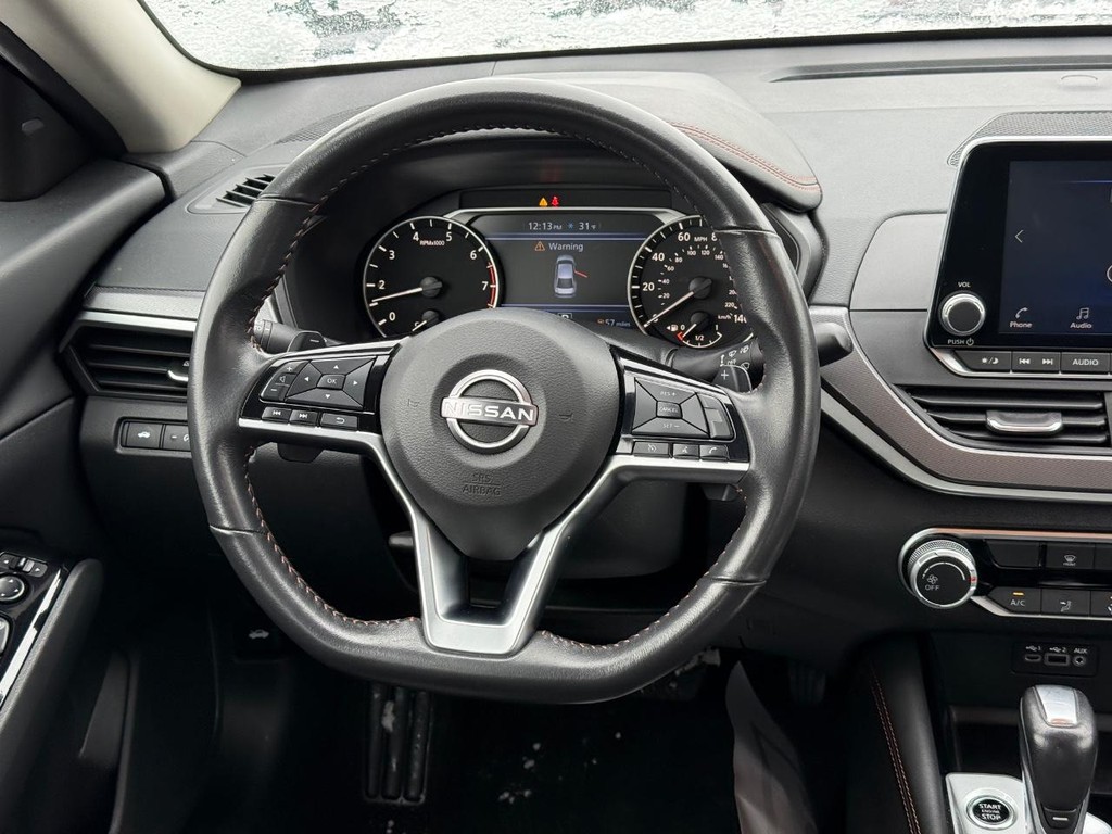 Nissan Altima Vehicle Full-screen Gallery Image 09