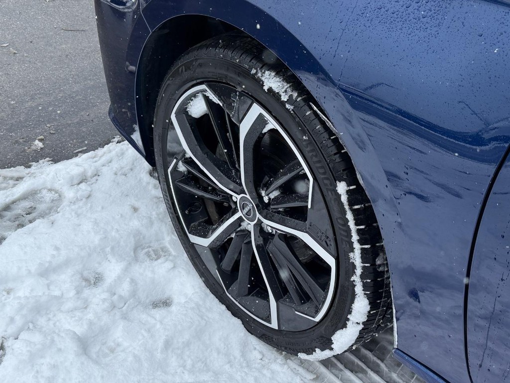 Nissan Altima Vehicle Full-screen Gallery Image 11