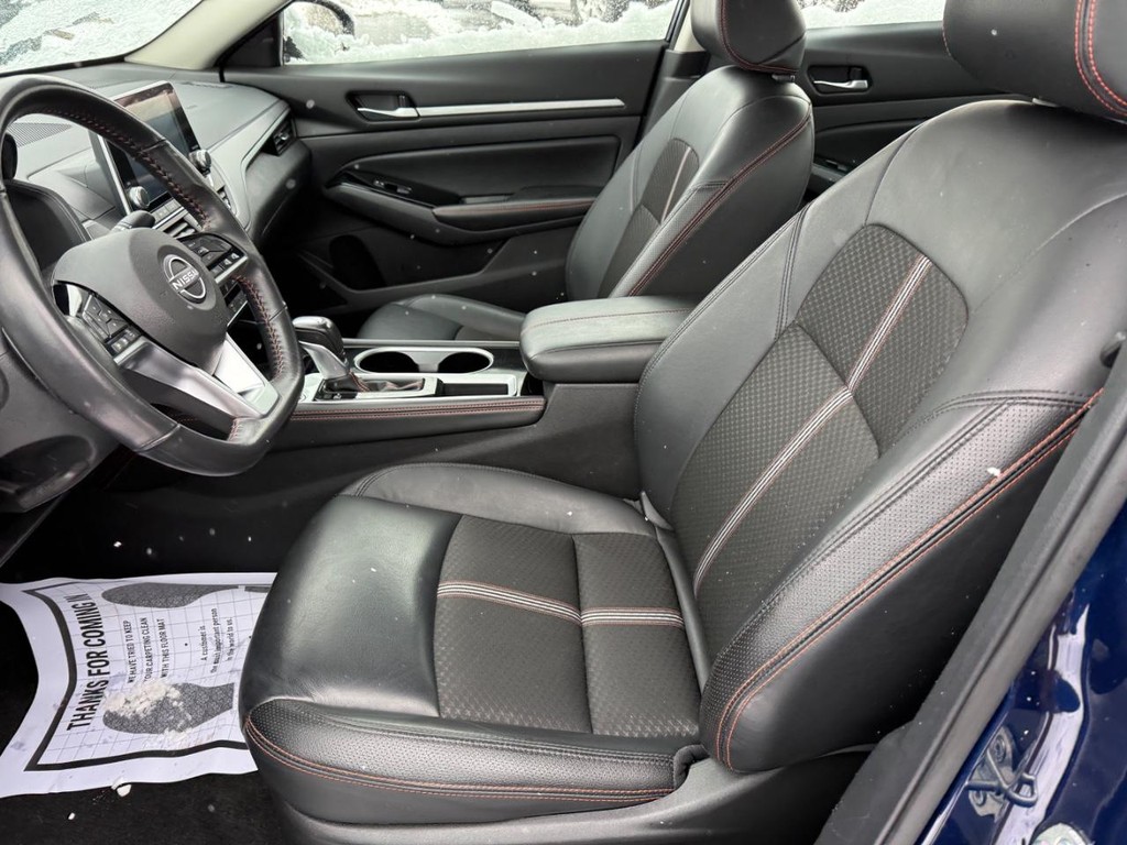 Nissan Altima Vehicle Full-screen Gallery Image 12