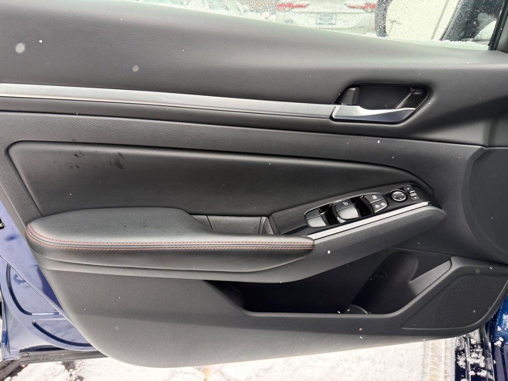 Nissan Altima Vehicle Full-screen Gallery Image 13