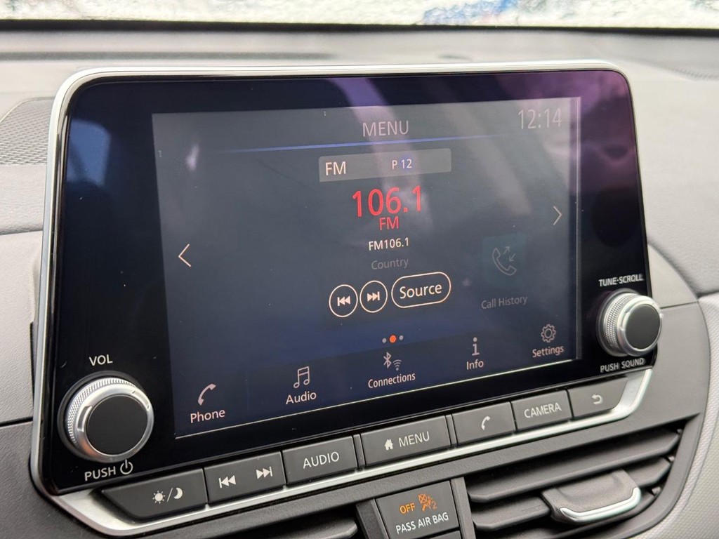 Nissan Altima Vehicle Full-screen Gallery Image 17