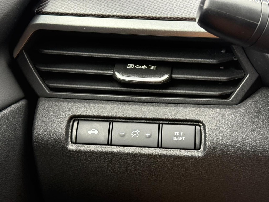 Nissan Altima Vehicle Full-screen Gallery Image 21