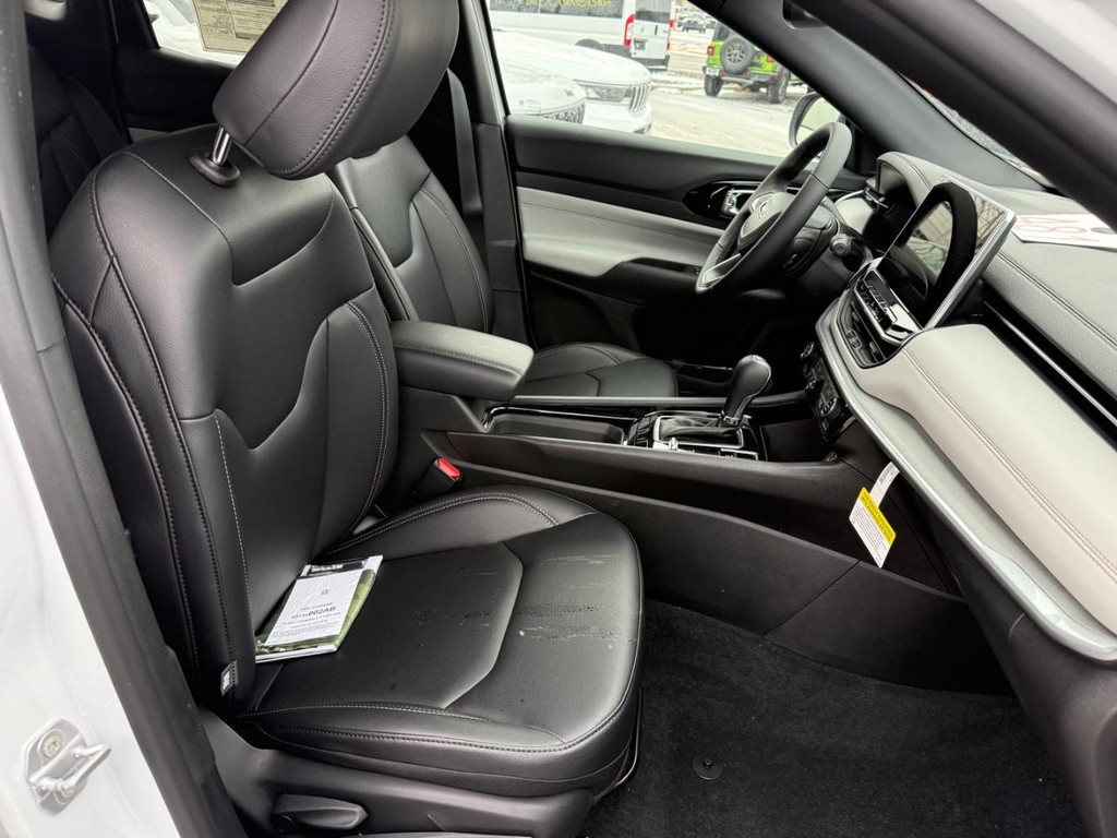 Jeep Compass Vehicle Full-screen Gallery Image 06