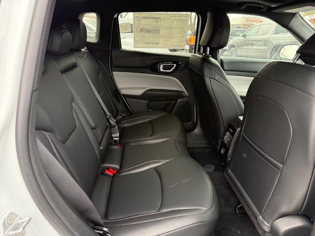 Jeep Compass Vehicle Full-screen Gallery Image 07