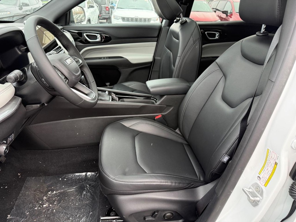 Jeep Compass Vehicle Full-screen Gallery Image 12