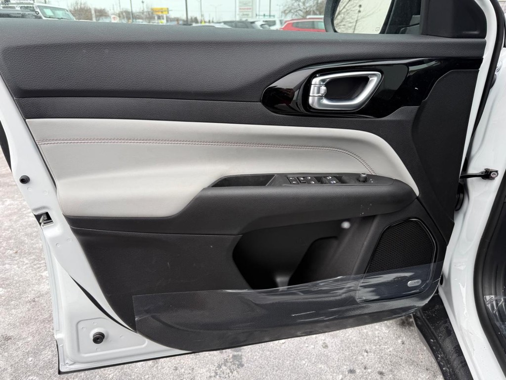 Jeep Compass Vehicle Full-screen Gallery Image 13