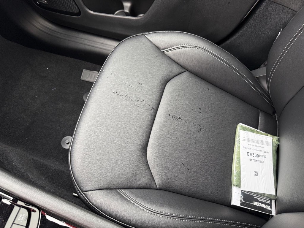 Jeep Compass Vehicle Full-screen Gallery Image 21